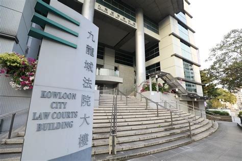 香港陳伯|「陳伯」涉獅子山上展示字句被控｜警稱截查時確認條幅無違法內 